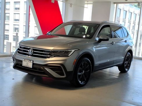 Used 2024 Volkswagen Tiguan SE w/ Panoramic Sunroof Package AWD/4WD image 1
