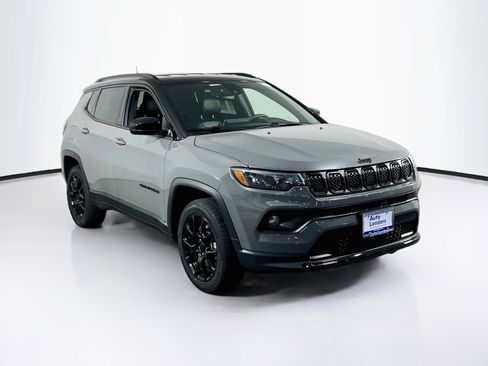 Used 2023 Jeep Compass Latitude w/ Convenience Group AWD/4WD image 3