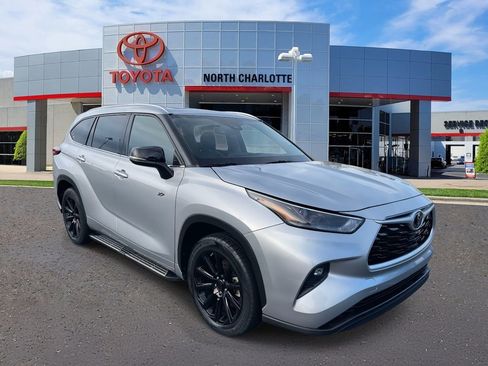 Used 2022 Toyota Highlander XLE image 1