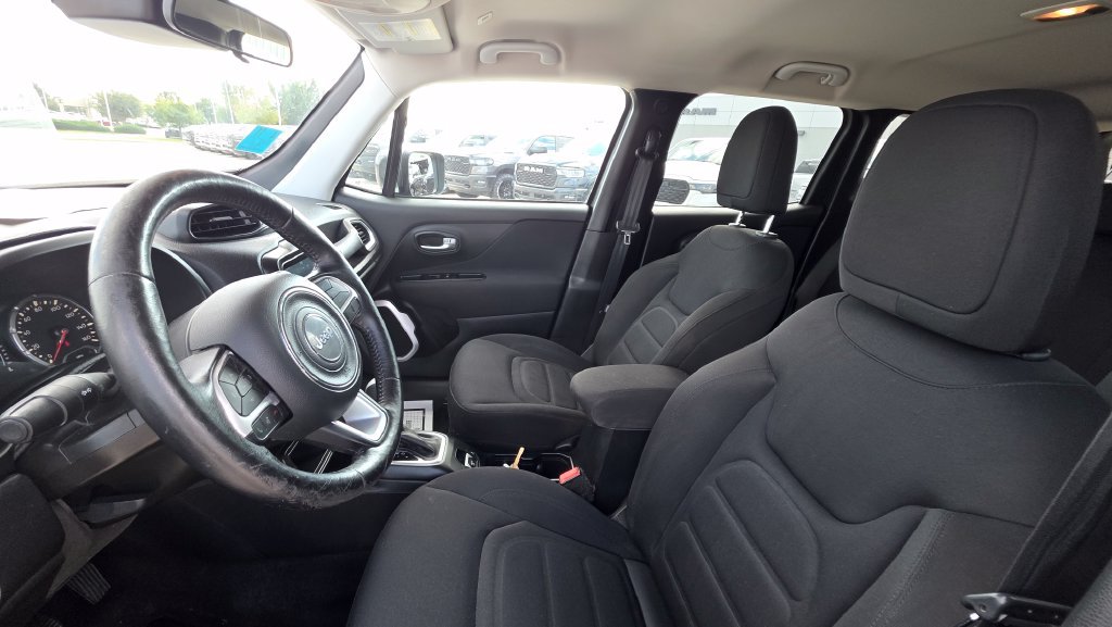Used 2020 Jeep Renegade Latitude w/ Cold Weather Group FWD image 11