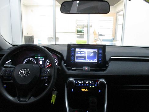 Used 2022 Toyota RAV4 LE image 7