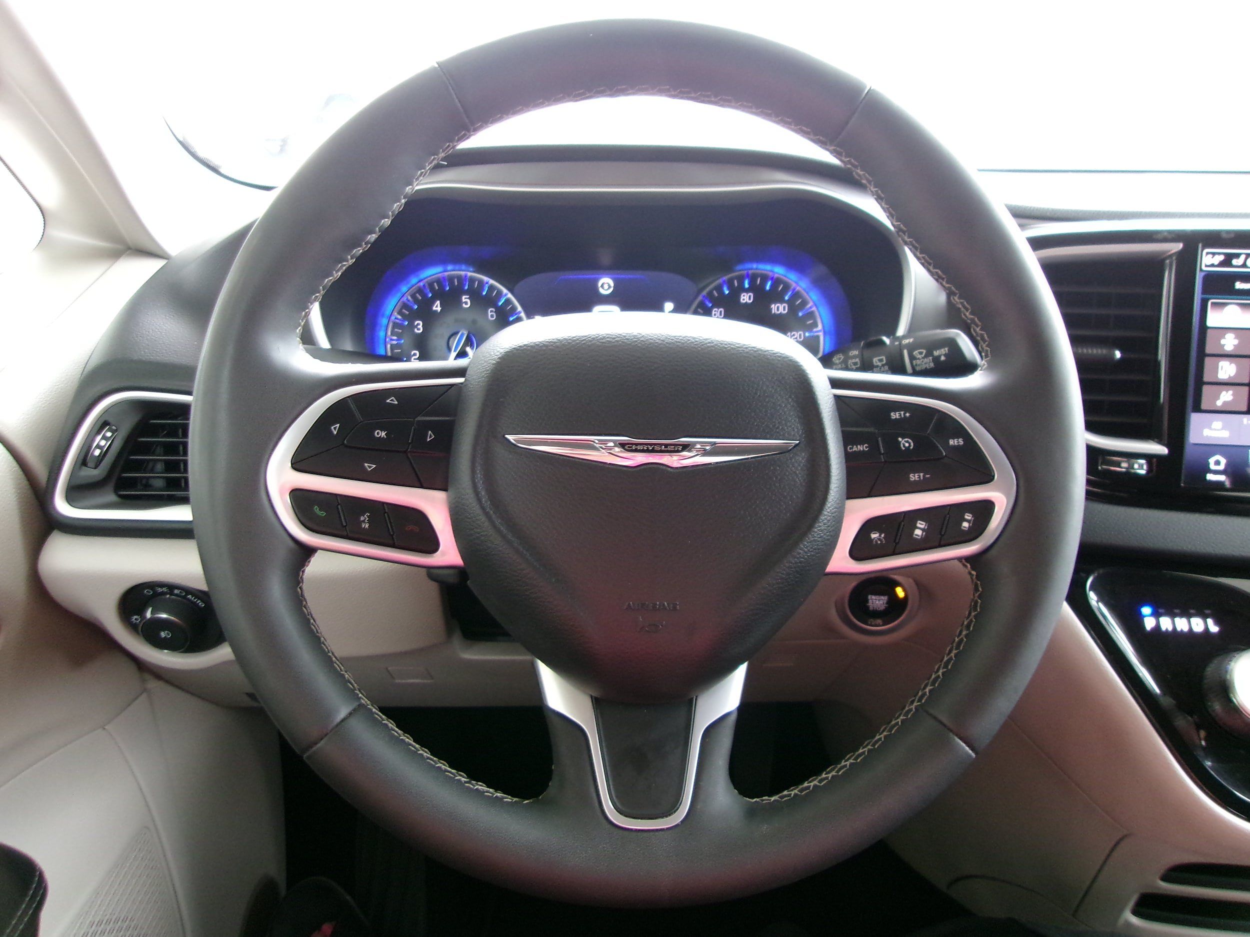 Used 2024 Chrysler Pacifica Touring-L FWD image 7