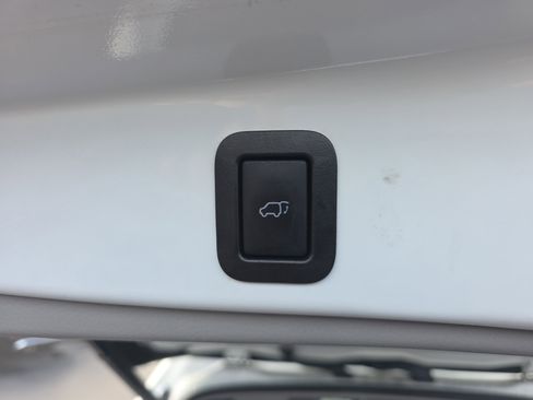 Used 2019 Toyota Highlander AWD V6 image 9