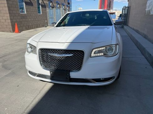 Used 2017 Chrysler 300 C Platinum RWD image 10
