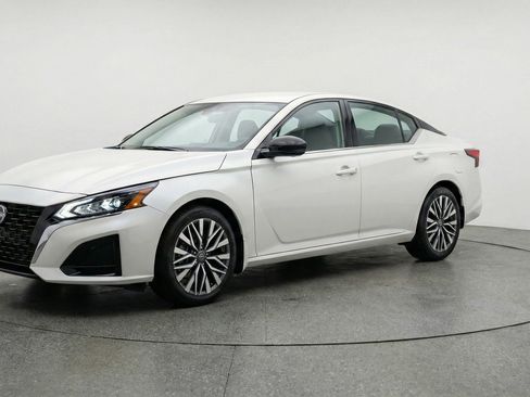 Used 2025 Nissan Altima 2.5 SV image 3
