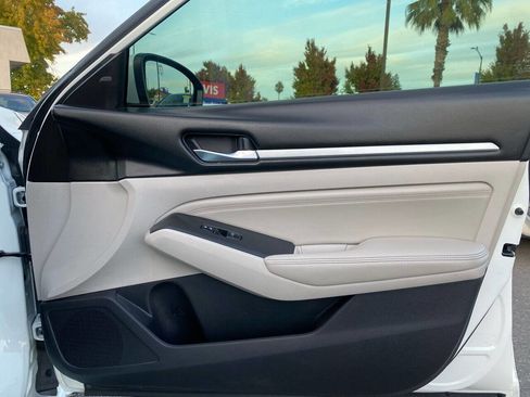 Used 2019 Nissan Altima 2.5 SV image 14