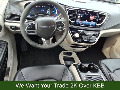 Used 2023 Chrysler Pacifica Touring-L image 8