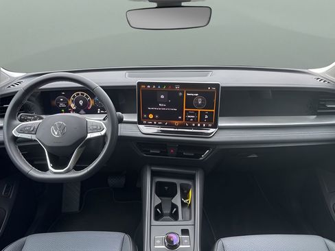 Used 2025 Volkswagen Tiguan SE AWD/4WD image 20