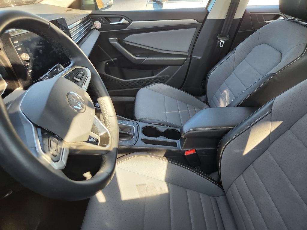 Used 2025 Volkswagen Jetta SE FWD image 11