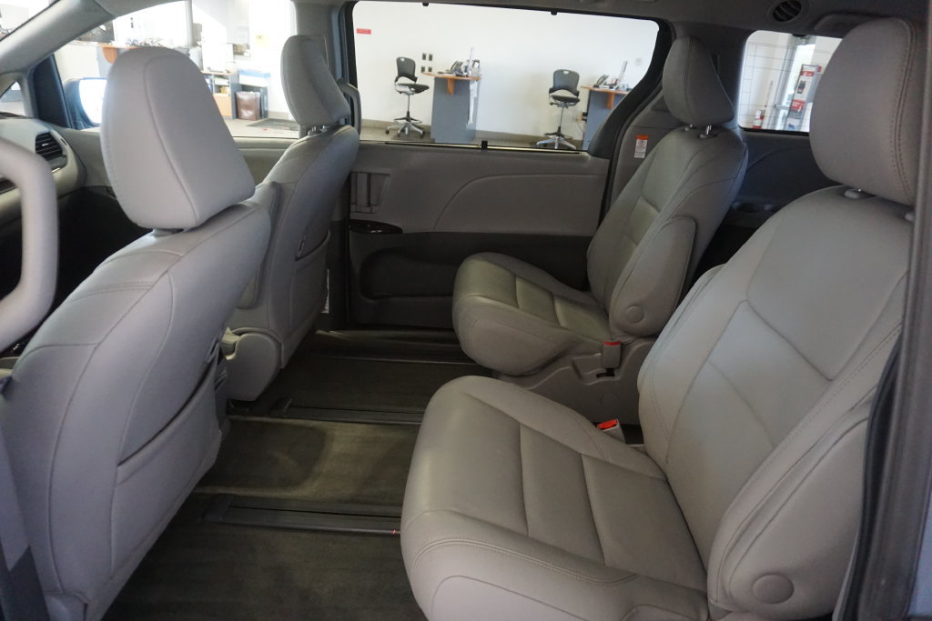 Used 2017 Toyota Sienna XLE w/ XLE Navigation Package AWD/4WD image 24