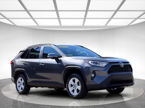 Used 2019 Toyota RAV4 XLE w/ Convenience Package AWD/4WD image 3