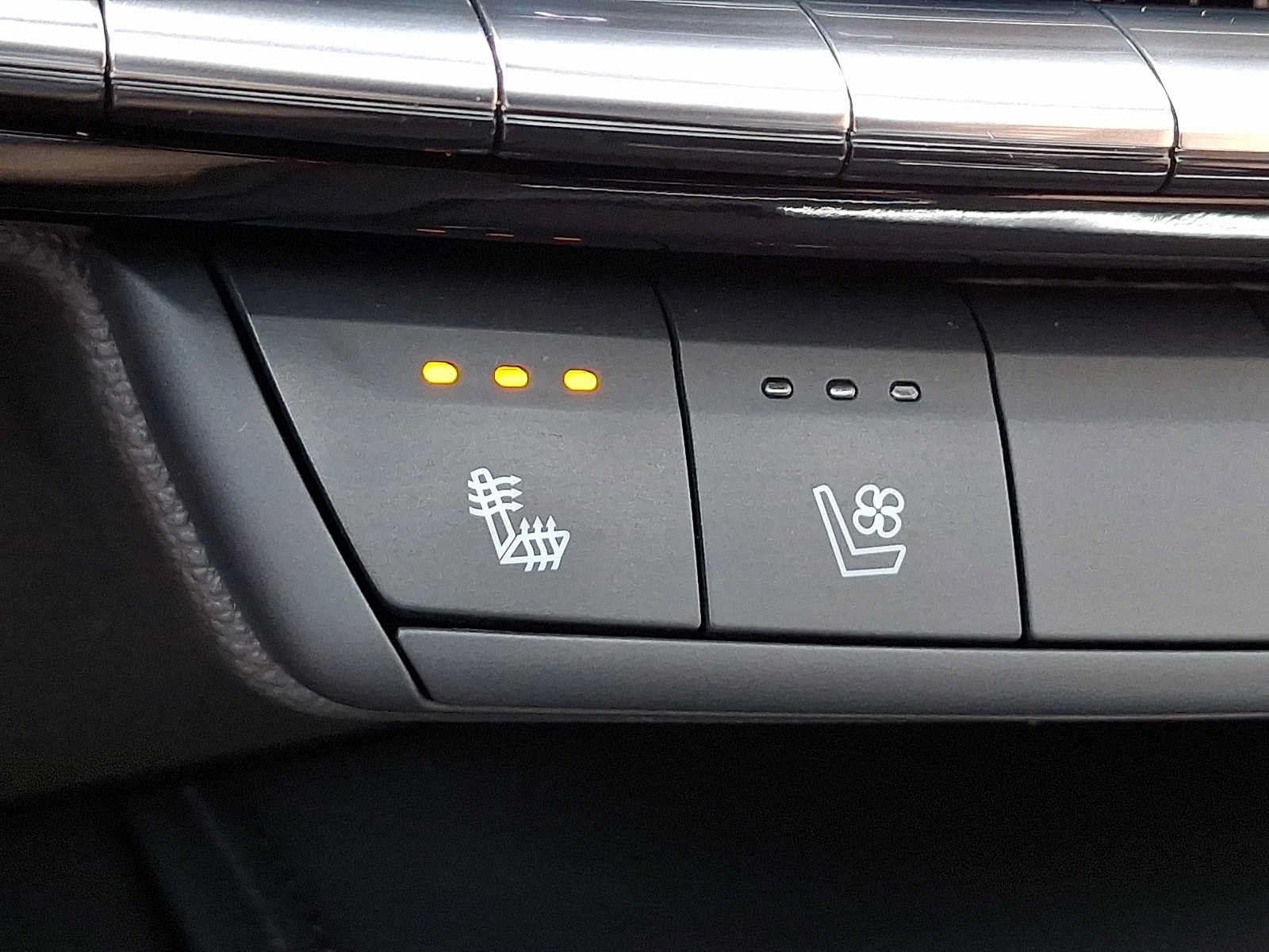 Certified 2024 Cadillac XT4 Premium Luxury AWD/4WD image 33