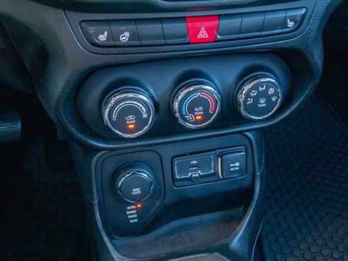 Used 2017 Jeep Renegade Latitude w/ Cold Weather Group AWD/4WD image 18