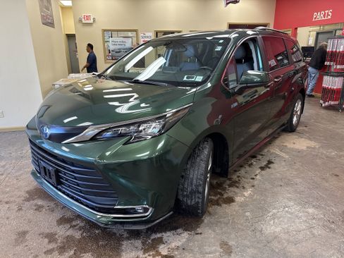 Used 2024 Toyota Sienna XLE w/ XLE Plus Package AWD/4WD image 3