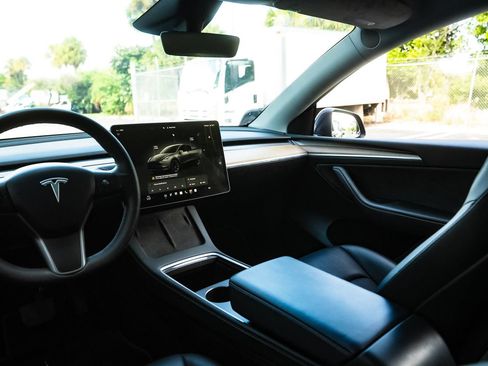 Used 2023 Tesla Model Y AWD image 19