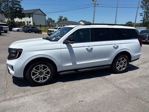 Used 2025 Ford Expedition Active AWD/4WD image 6
