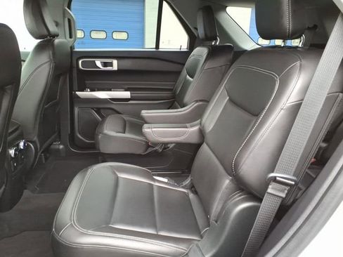 Used 2022 Ford Explorer XLT w/ Equipment Group 202A AWD/4WD image 11