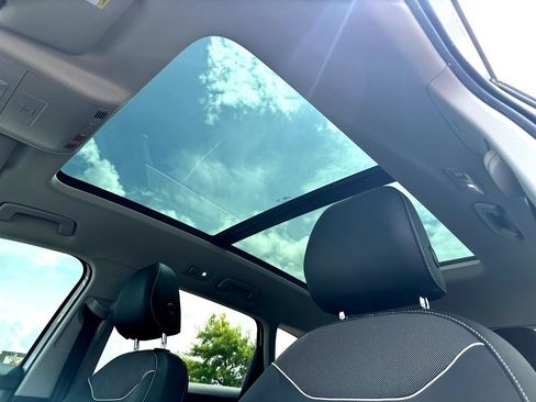 Used 2023 Volkswagen Taos SE w/ Panoramic Sunroof Package FWD image 25