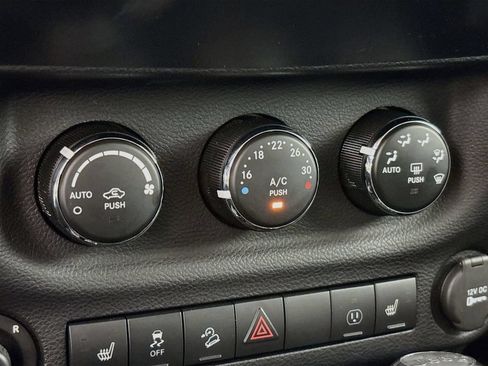 Used 2015 Jeep Wrangler Unlimited Sahara w/ Connectivity Group AWD/4WD image 17