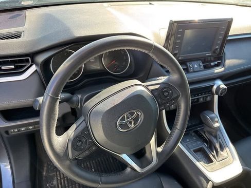 Used 2022 Toyota RAV4 XLE Premium image 12