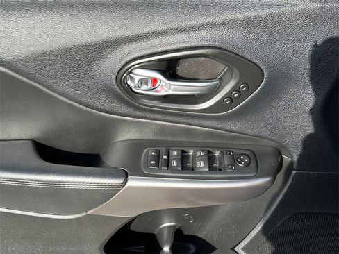 Used 2020 Jeep Cherokee Limited image 23