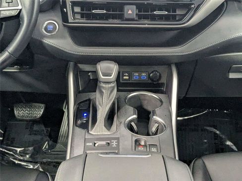 Used 2022 Toyota Highlander XLE AWD/4WD image 44