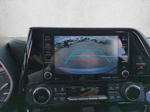 Used 2022 Toyota Highlander XLE FWD image 13