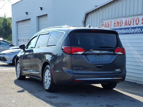 Used 2018 Chrysler Pacifica Touring-L FWD image 3
