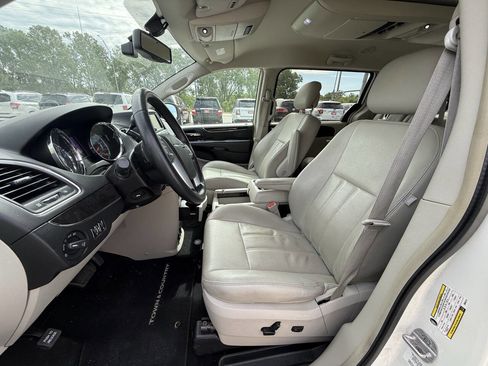 Used 2013 Chrysler Town & Country Touring-L w/ Driver Convenience Group FWD image 21
