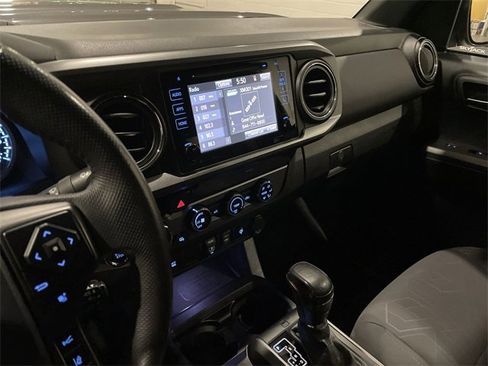 Used 2018 Toyota Tacoma TRD Sport image 21
