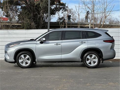 Used 2020 Toyota Highlander LE image 13