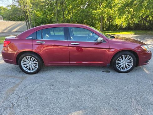 Used 2011 Chrysler 200 Limited FWD image 4