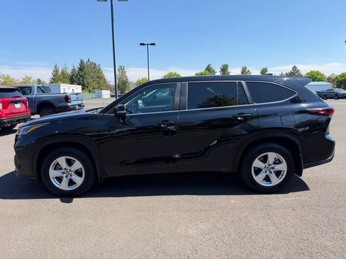 Used 2024 Toyota Highlander LE AWD/4WD image 5