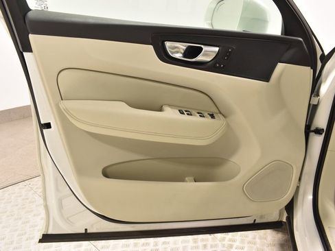 Used 2023 Volvo XC60 B5 Plus image 9