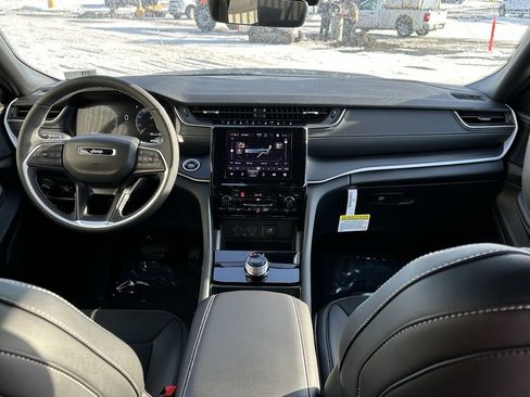 New 2025 Jeep Grand Cherokee Altitude image 17