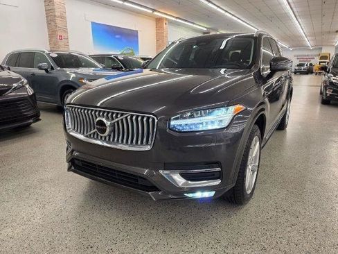Used 2024 Volvo XC90 B5 Core AWD/4WD image 2