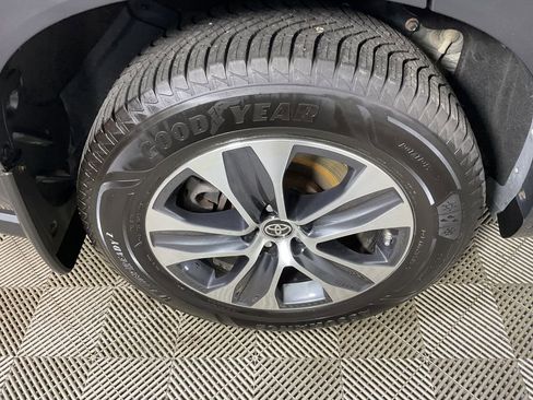 Used 2024 Toyota Highlander XLE image 10