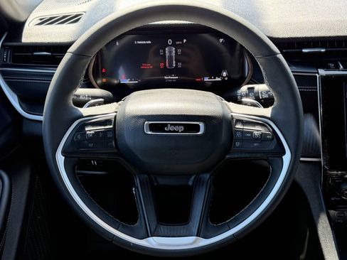 Used 2025 Jeep Grand Cherokee Altitude image 15