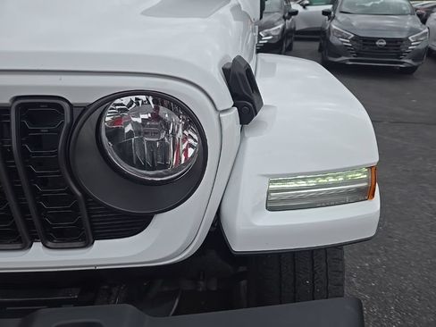 Used 2024 Jeep Wrangler Unlimited AWD/4WD image 32