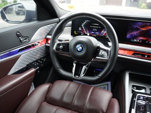 Used 2023 BMW i7 xDrive60 w/ Parking Assistance Package AWD/4WD image 25