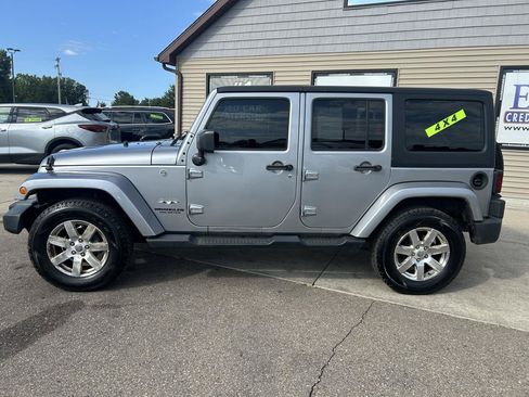 Used 2017 Jeep Wrangler Unlimited Sahara w/ Dual Top Group AWD/4WD image 10
