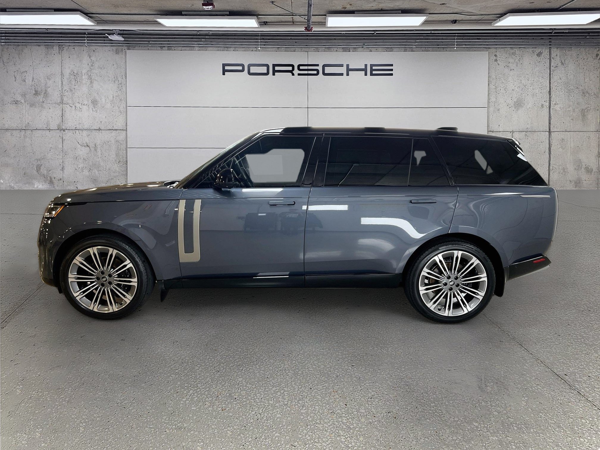 Used 2025 Land Rover Range Rover Long Wheelbase SE AWD/4WD image 2