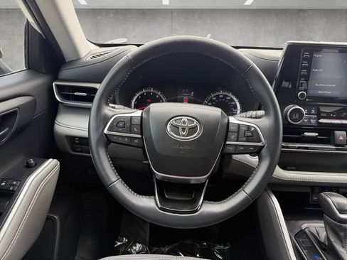 Used 2021 Toyota Highlander LE FWD image 21