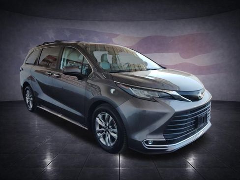 Used 2022 Toyota Sienna XLE w/ XLE Plus Package FWD image 7