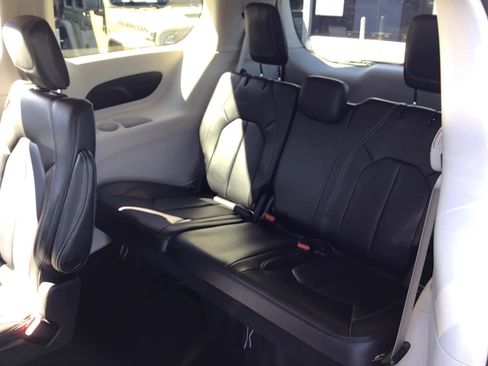 Certified 2023 Chrysler Pacifica Touring-L FWD image 8