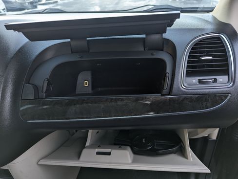 Used 2013 Chrysler Town & Country Touring image 33