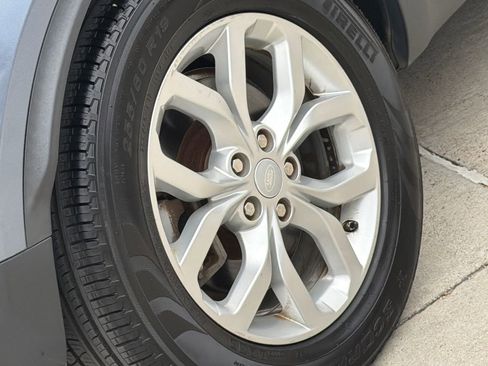 Used 2019 Land Rover Discovery SE image 9