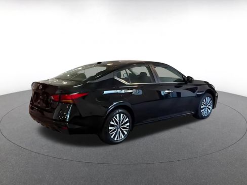 Used 2025 Nissan Altima 2.5 SV FWD image 7