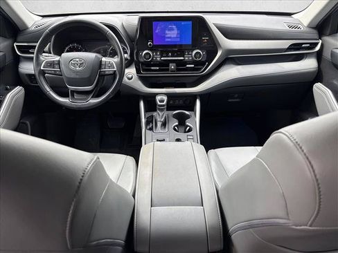 Used 2023 Toyota Highlander XLE FWD image 17