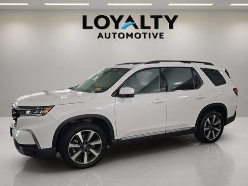 Used 2025 Honda Pilot Elite image 1